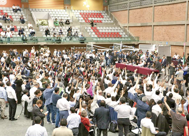 TRABAJADORES DEL PJ BLOQUEAN EL CONGRESO; DIPUTADOS SESIONAN EN SEDE ALTERNA